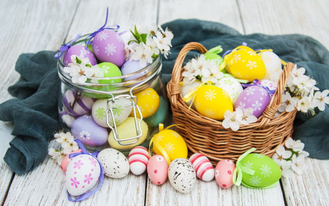 Обои картинки фото праздничные, пасха, цветы, яйца, colorful, happy, wood, pink, blossom, flowers, spring, easter, eggs, decoration, basket