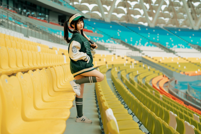 Обои картинки фото девушки, chun momo, азиатка, стадион, бейсбольная, форма