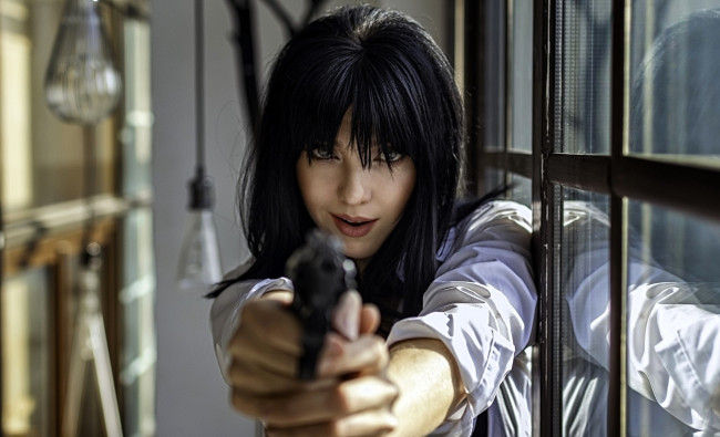 Обои картинки фото девушки, - девушки с оружием, лицо, рубашка, брюнетка, пистолет, окно