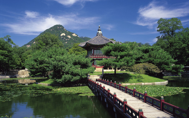 Обои картинки фото hyangwonjeong, pavilion, in, gyeongbokgung, korea, природа, парк, павильон, мостик, пейзаж, горы, пруд