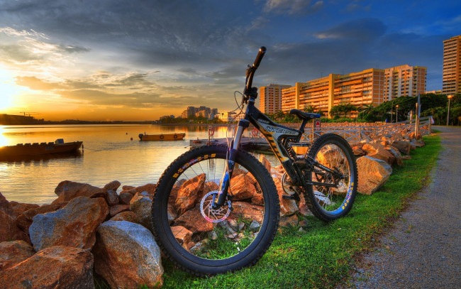 Обои картинки фото техника, велосипеды, море, берег, природа, камни, город, велосипед