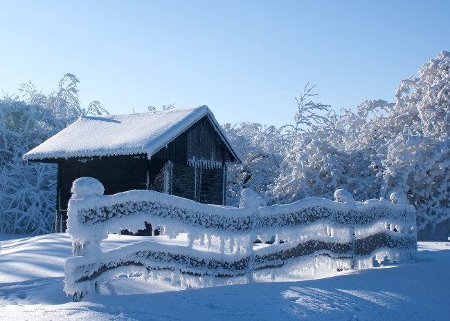 Обои картинки фото природа, зима, избушка, снег, деревья, забор