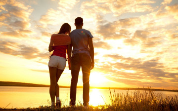 Картинка разное мужчина+женщина настроения растение пара любовь девушка спортивные шорты мужчина небо романтика солнце закат женщина парень парочка