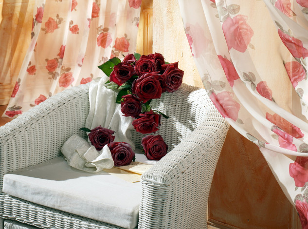 Обои картинки фото цветы, розы, бордо, гардины, кресло