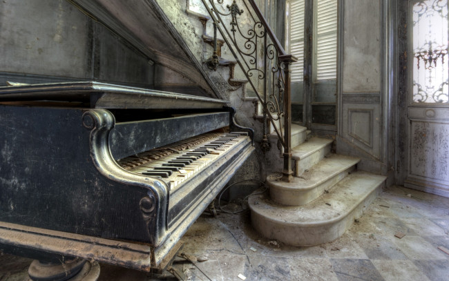 Обои картинки фото разное, развалины,  руины,  металлолом, перила, ступени, дверь, запустение, пианино, лестница, мусор, старость, дом