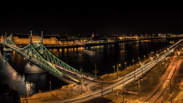 обоя liberty bridge,  budapest, города, будапешт , венгрия, огни, ночь, мост