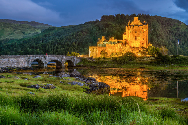 Обои картинки фото eilean donan castle, города, замок эйлен-донан , шотландия, горы, река, лес