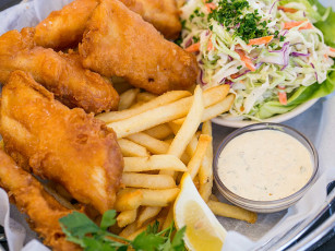 Картинка еда рыбные+блюда +с+морепродуктами салат рыба кляр соус лимон