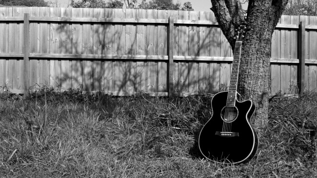 Обои картинки фото музыка, -музыкальные инструменты, забор, гитара
