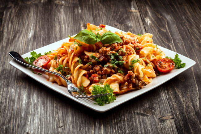 Обои картинки фото еда, макаронные блюда, соус, базилик, помидоры, макароны, паста