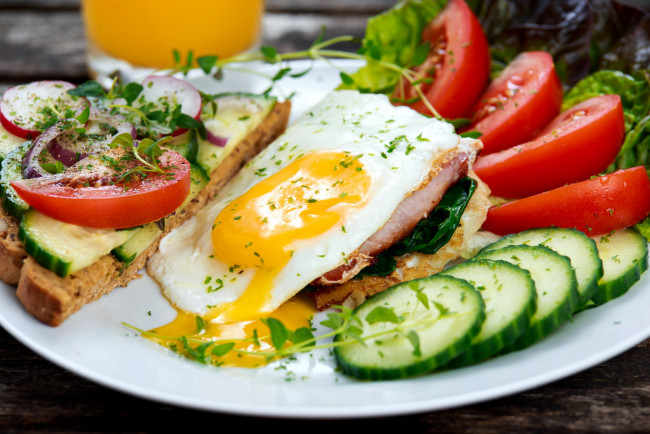 Обои картинки фото еда, Яичные блюда, глазунья, яичница, завтрак, помидоры, томаты