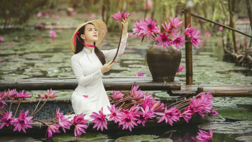 Картинка девушки -+азиатки азиатка пруд шляпа водяные розовые лилии
