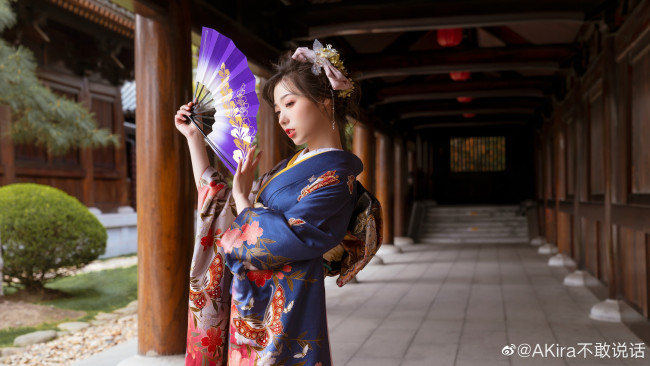 Обои картинки фото девушки, - азиатки, веер, кимоно, галерея, колонны