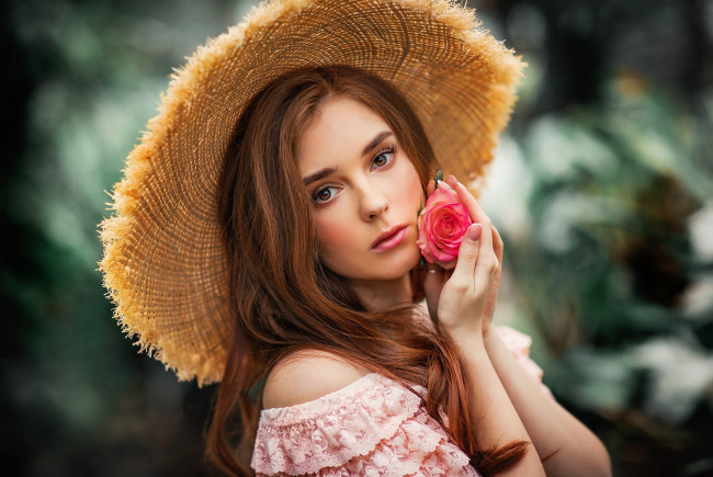 Обои картинки фото девушки, - рыжеволосые и разноцветные, шляпа, роза
