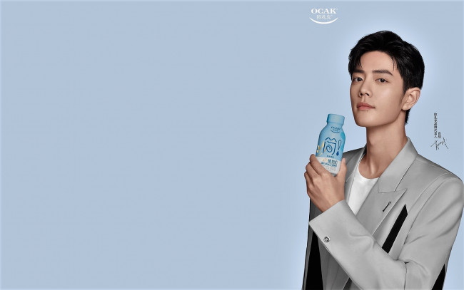 Обои картинки фото мужчины, xiao zhan, актер, пиджак, бутылка