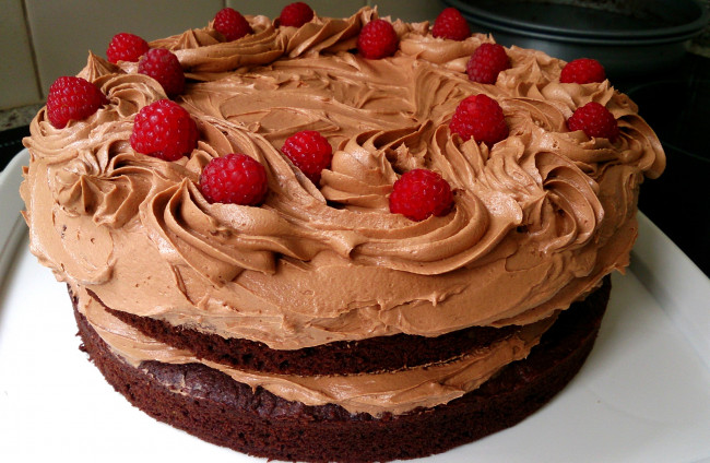 Обои картинки фото еда, торты, шоколадный, торт, крем, малина