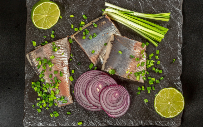 Обои картинки фото еда, рыбные блюда,  с морепродуктами, лайм, лук, селедка