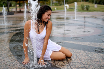 Картинка _Unsort+-НЕ+ВЫБИРАТЬ++ девушки  не выбирать фонтан белое платье девушка в белом влажная мокрая