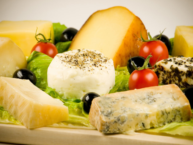 Обои картинки фото еда, сырные, изделия, оливки, помидоры, сыры, томаты