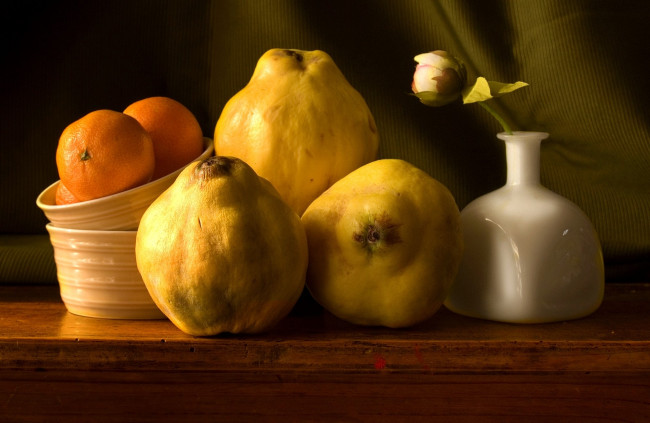 Обои картинки фото еда, фрукты, ягоды, пион, айва, мандарины, ваза