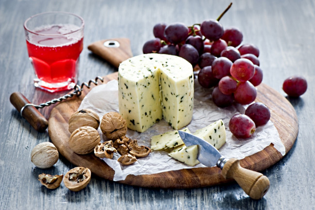Обои картинки фото еда, разное, сыр, орехи, виноград