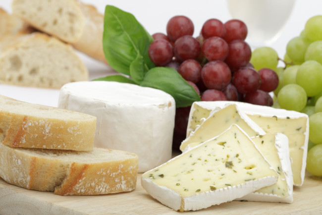 Обои картинки фото еда, сырные, изделия, виноград, сыр, хлеб