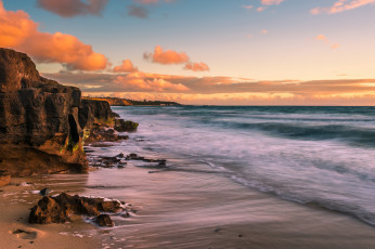 Картинка природа побережье волны облака камни скалы пляж океан