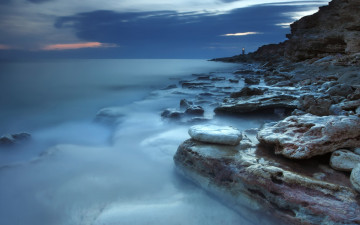 Картинка природа побережье океан камни скалы тучи маяк