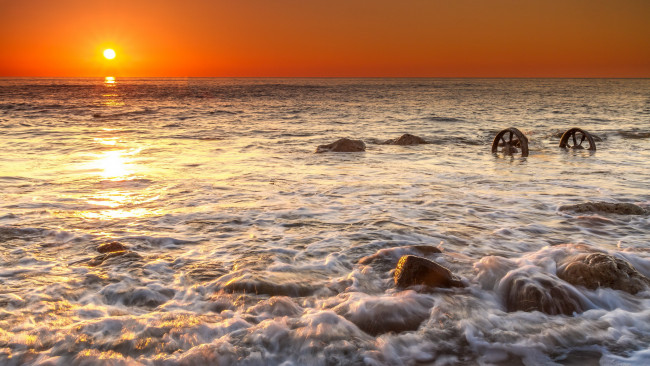 Обои картинки фото природа, восходы, закаты, океан, камни, волны, пена, солнце, заря