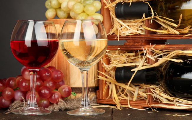 Обои картинки фото еда, напитки, вино, бокалы, бутылки, виноград