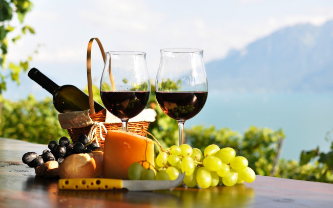 Обои картинки фото еда, напитки, вино, хлеб, виноград, бокалы, бутылка, корзина