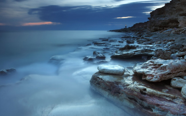 Обои картинки фото природа, побережье, океан, камни, скалы, тучи, маяк