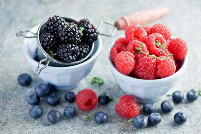 Обои картинки фото еда, фрукты, ягоды, черника, малина, ежевика, натюрморт