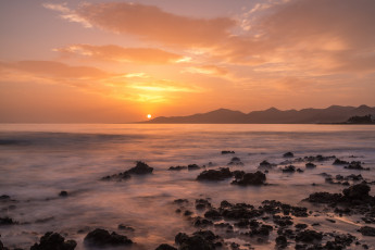 Картинка природа восходы закаты тучи прибой камни вечер океан дымка