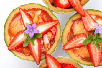 Картинка еда мороженое +десерты колокольчики цветы клубника десерт ягоды
