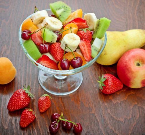 Обои картинки фото еда, фрукты,  ягоды, ваза, яблоки, бананы, клубника