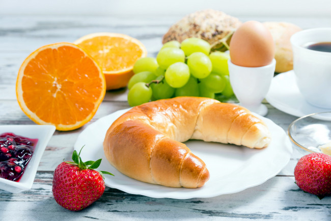 Обои картинки фото еда, разное, рогалик, апельсин, яйцо, виноград, клубника