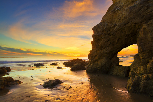 Обои картинки фото природа, побережье, океан, скала, пляж, зарево, облака, горизонт, арка