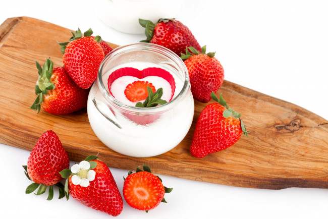 Обои картинки фото еда, разное, йогурт, ягоды, клубника, баночка, доска