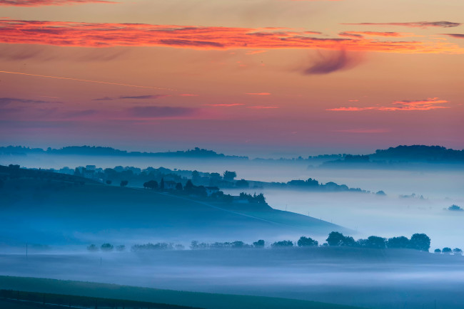 Обои картинки фото природа, пейзажи, утро, небо, свет, туман, деревня