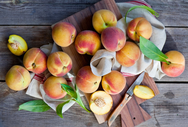 Обои картинки фото еда, персики,  сливы,  абрикосы, полотенце, нож