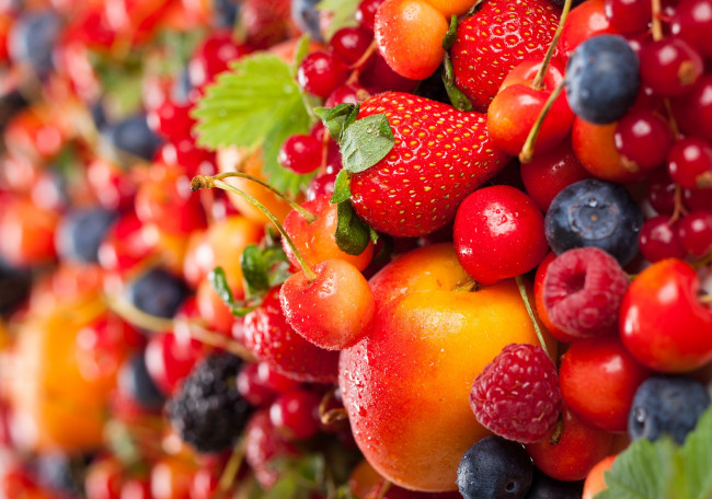 Обои картинки фото еда, фрукты,  ягоды, малина, голубика, черешня, клубника