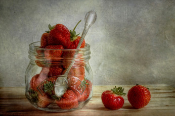 Картинка еда клубника +земляника ягоды ложка банка