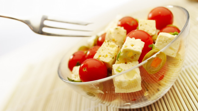 Обои картинки фото еда, салаты,  закуски, сыр, помидоры, черри