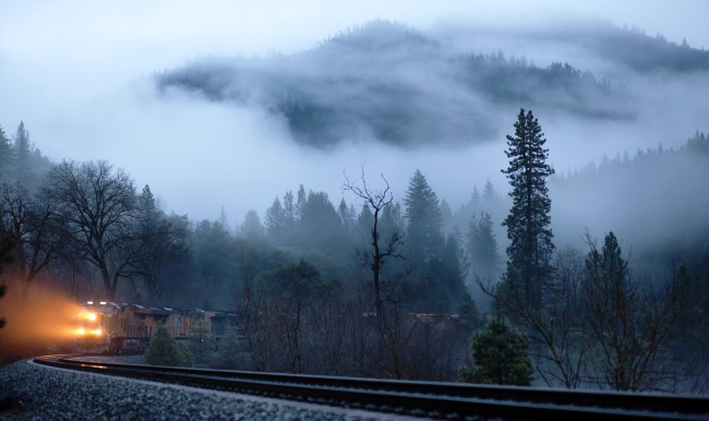 Обои картинки фото техника, поезда, горы, лес, рельсы, поворот, железная, дорога, туман, огни, поезд