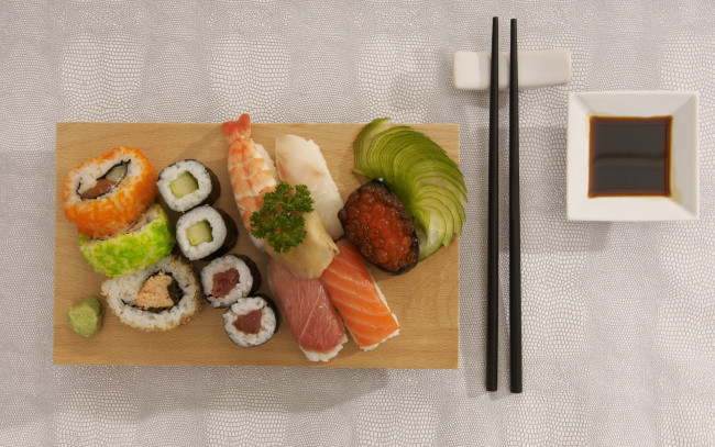 Обои картинки фото еда, рыба,  морепродукты,  суши,  роллы, соевый, соус, роллы, палочки