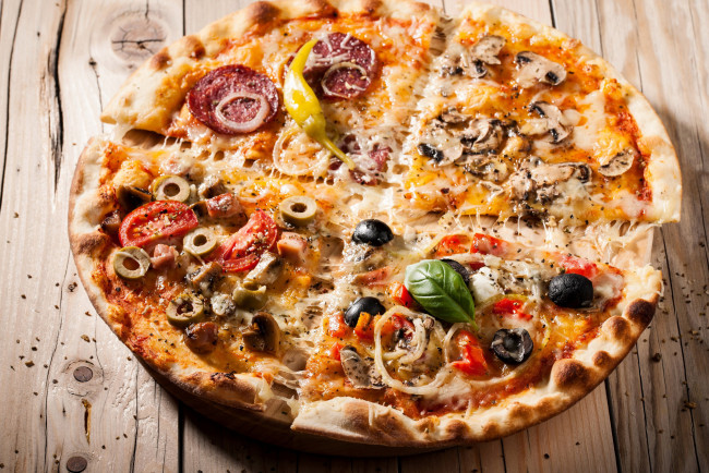Обои картинки фото еда, пицца, оливки, маслины, помидоры, салями, шампиньоны, базилик