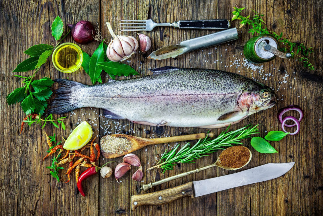 Обои картинки фото еда, рыба,  морепродукты,  суши,  роллы, розмарин, чеснок, форель