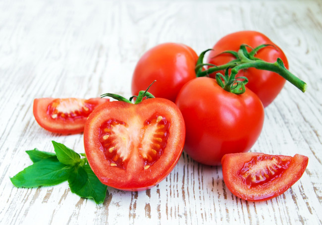 Обои картинки фото еда, помидоры, ветка, дольки, томаты, базилик