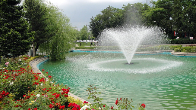 Обои картинки фото природа, парк, клумбы, фонтан, цветы